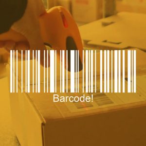Ein Paket wir gescannt von einem Barcode Scanner im E-Fulfuillment Lager